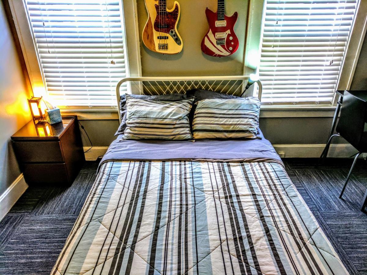 The Wayfaring Buckeye Hostal *